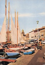 83 SAINT TROPEZ VOILES EN PLEIN VENT YACHTS ANCRES AU PORT