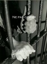 MAINS vers 1980 menottées