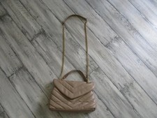 Sac beige matelassé avec chaînettes dorées