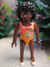 Femme noire maillot vacances