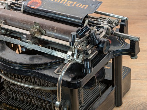 Pieds machine écrire - de,