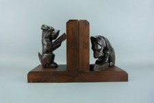 Ravissante paire de serre-livres en bois teinté, décor aux chiens savants. 