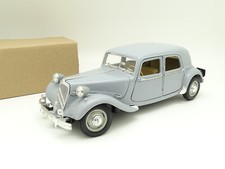 Maisto SB 1/18 - Citroen Traction 15/6 1952 Grise