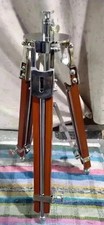 Trépied en bois scène de