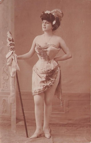 Carte postale femme - carte, guèpière