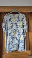 Blouse grise à motifs fleuris