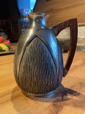 pichet art deco en dinanderie signé Delavan en etain