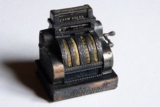 TAILLE-CRAYONS ANCIEN "COPIE CHINOISE PLAY ME" CAISSE ENREGISTREUSE, BON ETAT