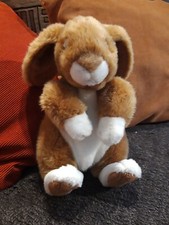 LD/ Peluche lapin Assis