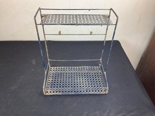 ETAGERE EN METAL , TOLE PERFOREE DLG MATEGOT MATHIEU .