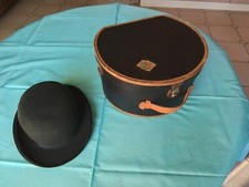 CHAPEAU MELON  ET SA BOITE D’ORIGINE EN CARTON BOUILLI.