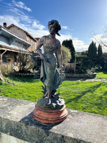 Sculpture femme par auguste - de,