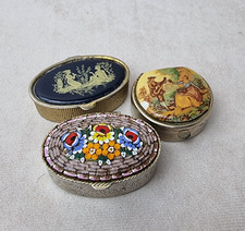 Lot de Trois Boîtes à Pilules Vintage – Émail, Mosaïque et Décor Romantique