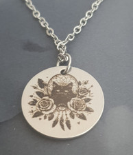 Pendentif en inox gravé " Chat et rose"