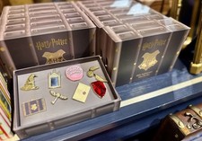 Lot d'insignes mini pin's