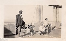 BK578 Carte Photo vintage card RPPC couple mode fashion assis debout chapeau