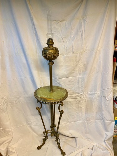 Pied lampe formant table - de,