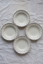 4 assiettes creuses vintage en porcelaine blanche - Motif pois bleus