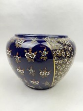 Cache-pot en porcelaine de Limoges décor émaillé or et fleurs relief bleu de