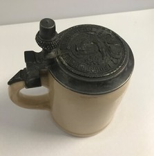 Chope ancienne couleur beige avec couvercle gravé en étain 