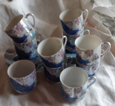 DIX TASSES PORCELAINE UN SERVICE A CAFE  DECOR D'OISEAUX DIAM SOUS TASSES 11 CM