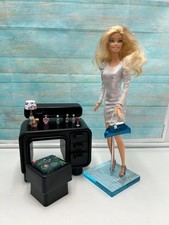 Barbie   Relookée 3 tenues OOAK + sa coiffeuse et accessoires