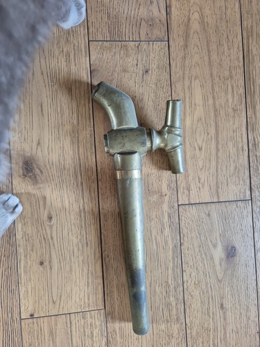 Ancien robinet entièrement - entiÈrement, en