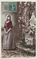 CP FEMME COIFFE PRES ORATOIRE STATUE VIERGE FLEURS - 67999
