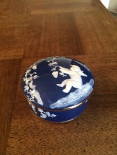 ANCIENNE ET JOLIE BONBONIERE EN PORCELAINE DE LIMOGES CHAUFRIASSE