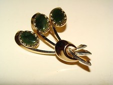 BROOCH PIN GOLD COLORED WITH GREEN STONE TYPE ACCENT PIECES