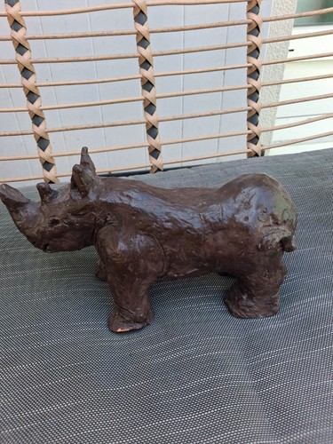 Sculpture hippopotame terre