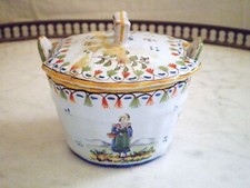  TRES BEAU BEURRIER EN FAIENCE ARMOIRIES DESVRES GÉO MARTEL