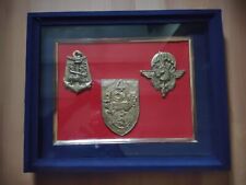 3 INSIGNES -  " DANS   VITRINE