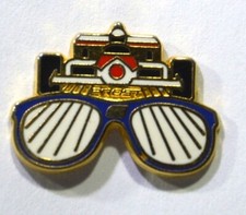 Pin's AUTO F1 FORMULE 1 LUNETTES ALAIN PROST POUILLOUX PARIS