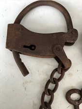 Menottes anciennes de prison