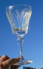Sèvres - Verre à eau en cristal taillé Haut. 17,4 cm - Diam buvant. 8 cm Signé