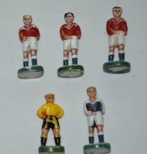 Anciennes petites figurines sportif ballon joueurs Football Rugby Kinder vintage