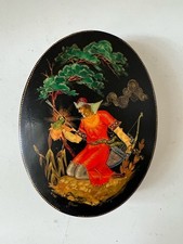 Ancienne boite ovale laquée