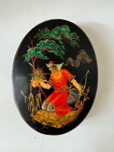 Ancienne boite ovale laquée