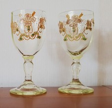 Lot de 2 verres à liqueur en verre ouraline, émaillés
