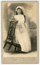 PHOTO photographie CDV photographie Trucy à Marseille, une communiante pose