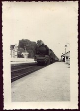 photo ancienne . train locomotive chemin de fer gare