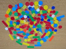 lot vrac ancien  pions plastique jeux de société nain jaune ....