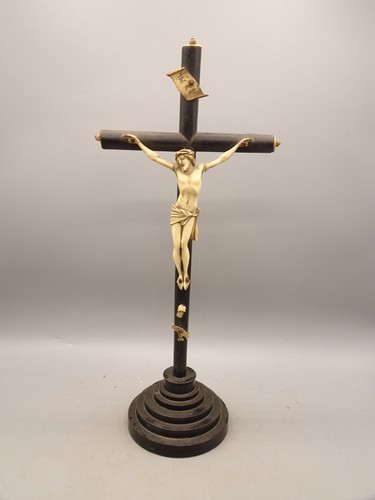 Christ crucifix en bois - ou,