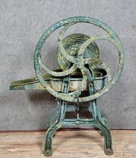 Ancienne pompe a main de parcs et jardins en fonte époque fin XIXeme