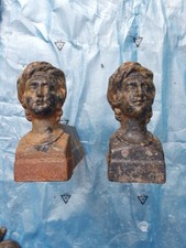 Lot de 2 chenets en fonte fin 19 ème siècle. Bon état mais un peu rouillés.