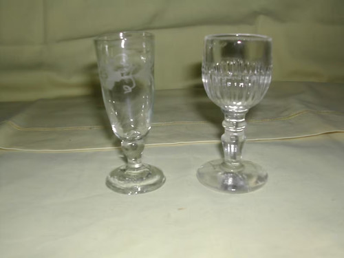 Anciens petits verres à - 2,