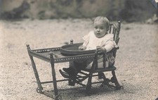 ANCIENNE CPA PHOTOGRAPHIE ENFANT SUR SA CHAISE ANCIENNE DANS LE JARDIN MARSEILLE