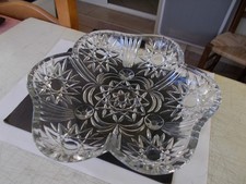 Grande coupe  à fruits, en verre moulé, pointe de diamant.