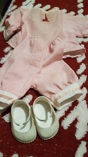 Paire de Chaussures 7,3 cm de poupée spain  famosa et tenue pr poupée de 40 cm